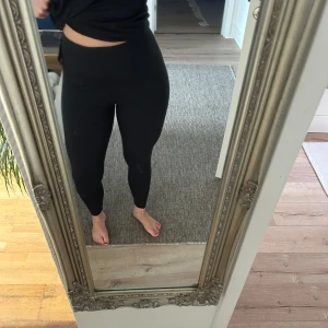 Svarta träningstights - Bekväma träningstights som tyvärr är lite för stora för mig i midjan. Helt oanvända!  Ord pris: 339kr