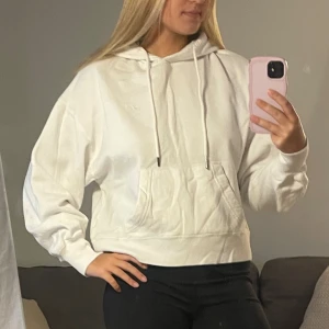 Vit hoodie! 🤍 - Säljer en vit hoodie med luva/huva. Super skön att ha på sig på kvällar och kallare dagar! Lite nopprig därför billigt pris!🌸
