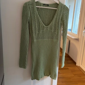 Stickad klänning - Stickad klänning från Zara, i toppskick då den endast använts vid ett tillfälle. 