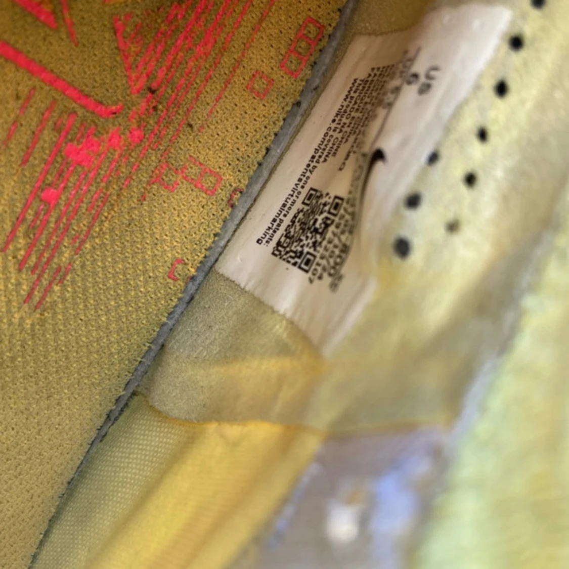 Gula Nike fotbollsskor med svart swoosh - 2