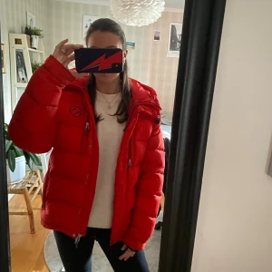 Röd vinterjacka  - Röd vinterjacka ifrån Stellar Equipment❤️ använd men inga defekter, mycket bra skick. Perfekt nu till vintern!
