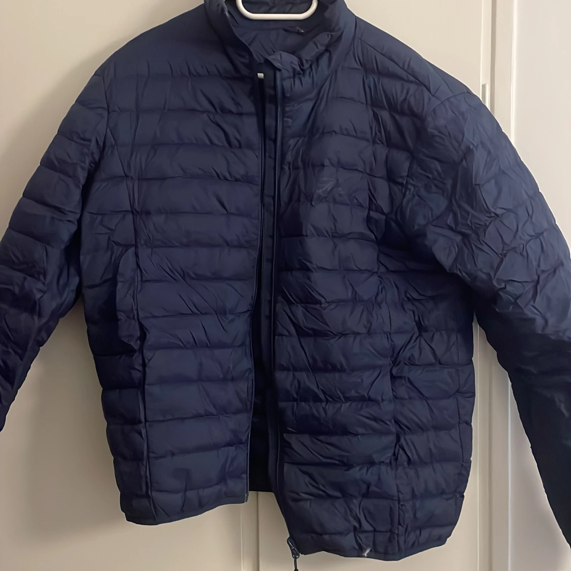 Mörkblå pufferjacka i storlek M