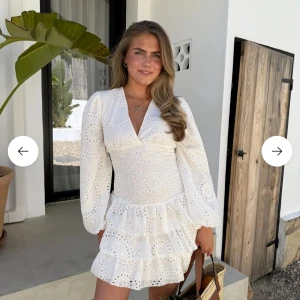 Vit omlottklänning med volang - Helt ny klänning ifrån Meet me There, säljer då den inte passade i storleken. Superfin vit kortklänning med broderade detaljer och volanger. Klänningen har v-ringning, långa ärmar och omlottkänsla. Perfekt för sommarens alla tillfällen och ger en fräsch och romantisk vibe.  Den är i storleken M/L men är väldigt liten,  så den passar den som har storlek S.🩷 Priset går att diskutera