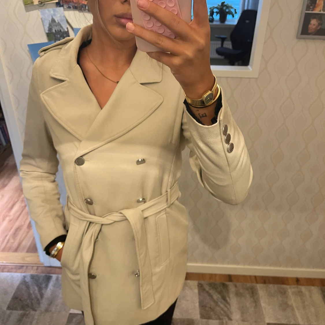 Beige trenchcoat med bälte och knappar - 1