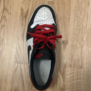 Rödvita jordans köpta på sneakers and stuff - Lite smutsiga men ingenting som inte går bort med vatten och lite skrubbning.