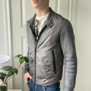 Massimo Dutti jacka / cardigan - Massimo Dutti jacka / cardigan i storlek M. Inga större defekter, minimal fläk här och där som vektlhrin inte märks… lite fodrar inuti, perfekt för hösten/ vintern om man har en tröja under. Modellen är 180,75 kg! 