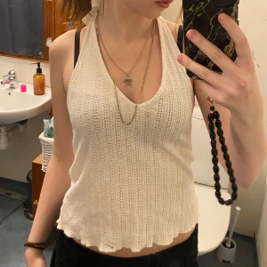 Vit topp - Jätte fin vit topp, köpte bara för några månader sedan men har inte haft så mycket nytta av den. Man kan knyta den och sätta den hur man vill. ❤️