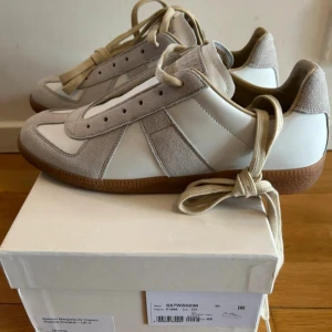 Maison marigela gats storlek 43 - säljer dessa nästan helt oanvända maison margiela gatsen ej org1nal men i toppen kvalitet går gärna ner i pris vid snabb affär använda 3-4 gånger