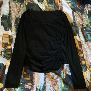 Svart långärmad topp  - Säljer en svart långärmad topp med snygg fyrkantig ringning och tight passform. Toppen är tillverkad i ett stretchigt material som sitter skönt mot kroppen💗