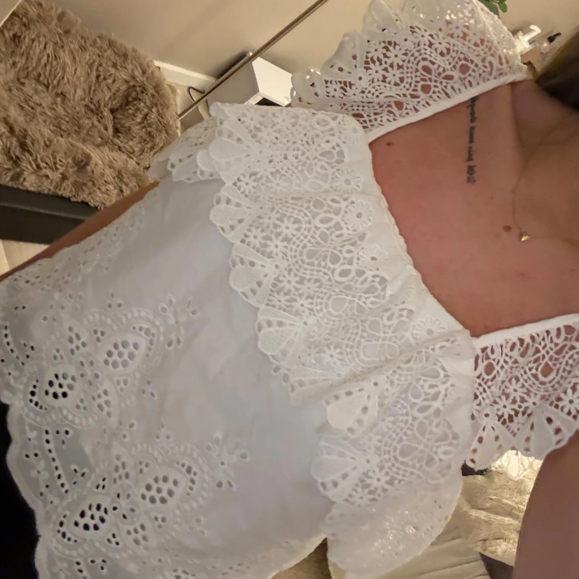 Vit spetsig blus med volang - 1