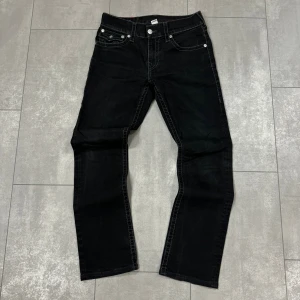 true religion jeans  - Yoo, säljer dessa true religion jeans i modellen ”straight Ricky”. Beställde dem på deras hemsidan för några år sen! Kan gå ner i pris vid smidig deal. Jeansen har blivit uppsydda 1 gång! Har även mått om det önskas. 