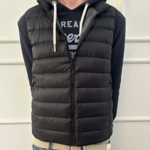 Svart dunväst med dragkedja - Otroligt fet väst för alla årstider ifrån Uniqlo,                                                pris kan såklart diskuteras!