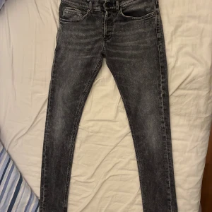Svarta skinny jeans från George - Säljer nu mina riktigt snygga dondup jeans i modellen George. De har en riktigt snygg tvätt och är i väldigt bra skick. Säljer för att dem har blivit för små för mig. Hör av er vid frågor, kan gå ner i pris vid snabb affär.