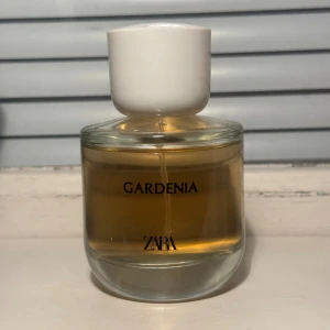 ZARA Gardenia EDP - En parfym från ZARA som är 90 ML och kartongen finns kvar! I princip full. Den ska efterlikna Black Opium parfymen. Luktar blommigt, fruktigt och vanilj. Säljer då jag har för många parfymer och den inte passade på mig. Skriv gärna ifall du undrar något eller vill ha fler bilder!🩷🌸