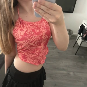 topp med mönster  - coral färgad topp med snyggt mönster