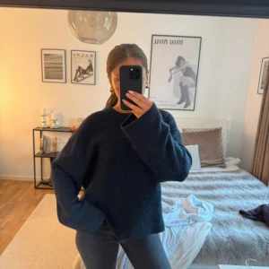 Mörkblå stickad tröja Gina Tricot - jätte mysig och varm stickad tröja, storlek xs. skulle säga passar mellan storlekarna xs-m!