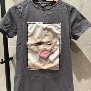 Limitato t-shirt - Snygg grå t-shirt från Limitato. Fint skick, hör av er om ni har några funderingar. Priset är ej hugget i sten