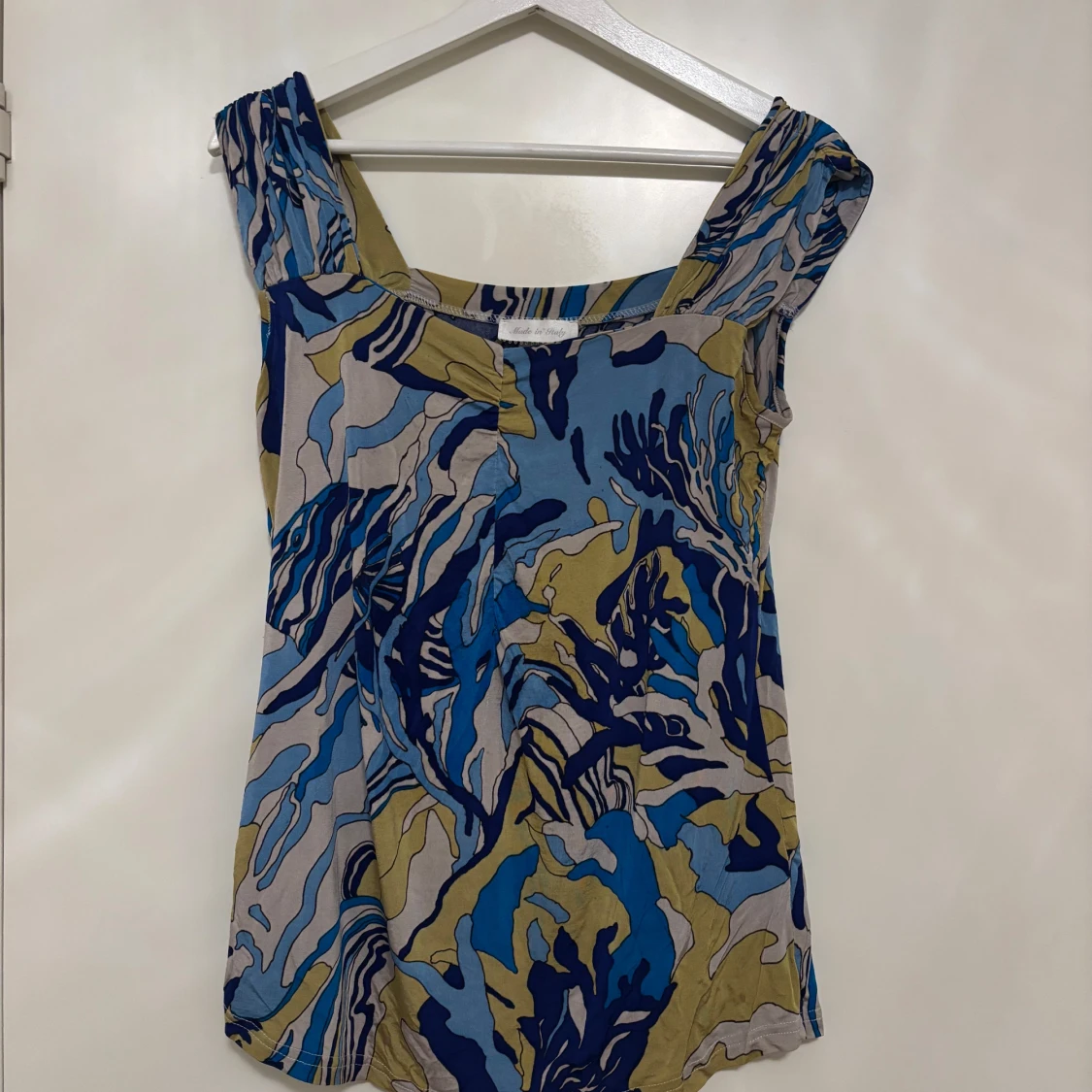 Blommig blå och grön linnetopp