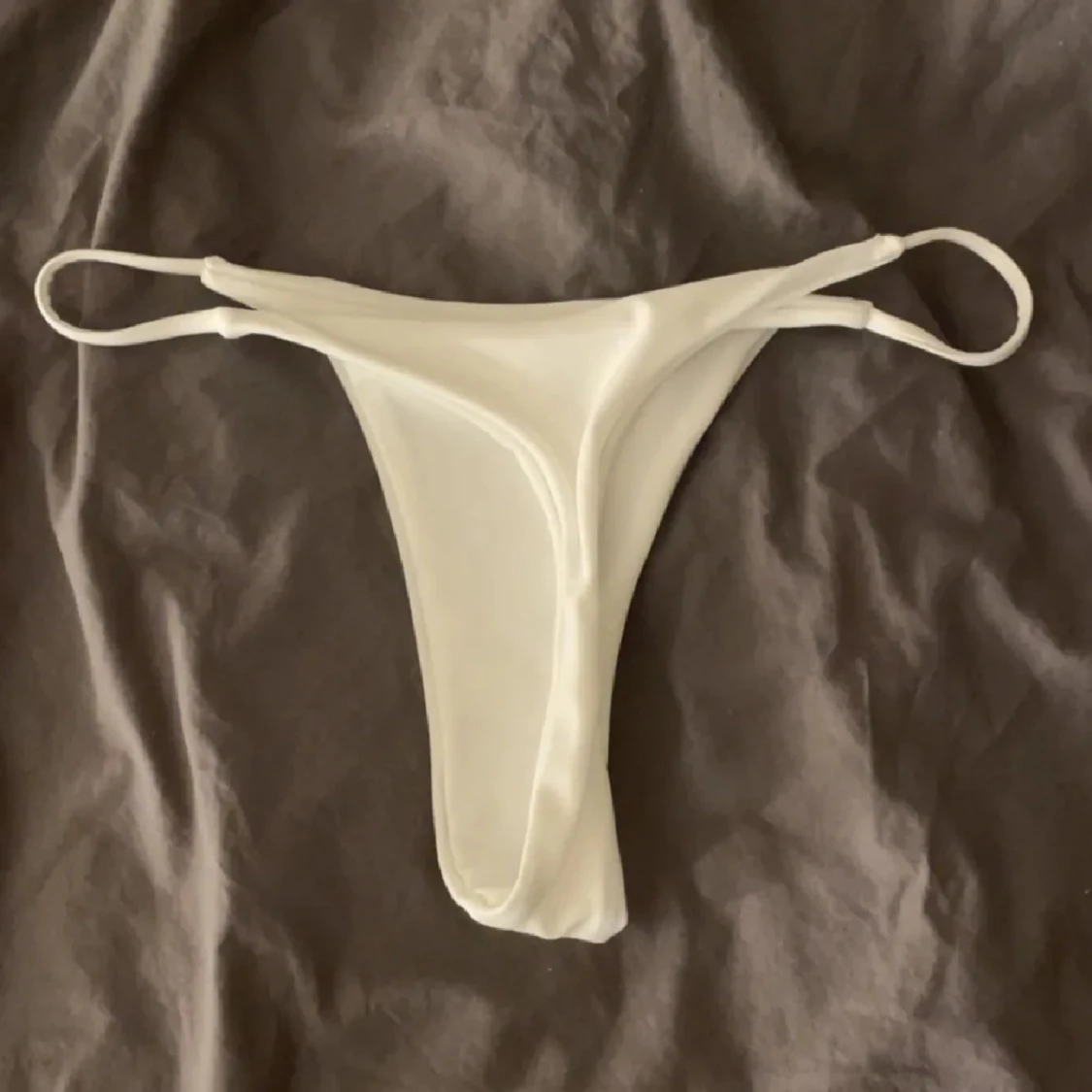 Vit bikiniunderdel med smala band - 1