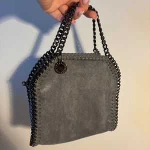 Stella McCartney väska - Säljer min fina Stella väska, sparsamt använd men börjat tröttna lite. Lägg gärna prisförslag från 3000kr♥️Dm om frågor eller önskemål om fler bilder👏