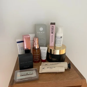 Blandat bryn-och hudvårdskit - Säljer ett kit med mascara från Sanzi Beauty, ögonbrynsgel från Xbrow, brow lift wax från Make Up Store, brow fix, samt läppbalsam 'lips don't lie' från Xlash. Flera produkter i snygga förpackningar, svart, rosa och guld. Perfekt för dig som vill fixa bryn, fransar och läppar.