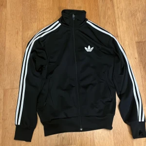 Adidas - Storlek small. Sitter bra på mig som är en M/L