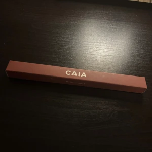 CAIA läppenna Mojave nude - Läppenna från CAIA i färgen Mojave, en snygg nude-rosa ton. Pennan har en klassisk träform med lock och är perfekt för att definiera läpparna eller fylla i hela läppen. Enkel att vässa och smidig att använda för en naturlig look. Säljes då den aldrig kommit till användning då de inte var min färg. 