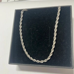 Silverkedja från by BILLGREN - 925 sterling silver, kedja från by BILLGREN. Ordinarie pris 1595kr. Endast använd ett par gånger, fick det av mitt ex så vill INTE ha kvar det 😁