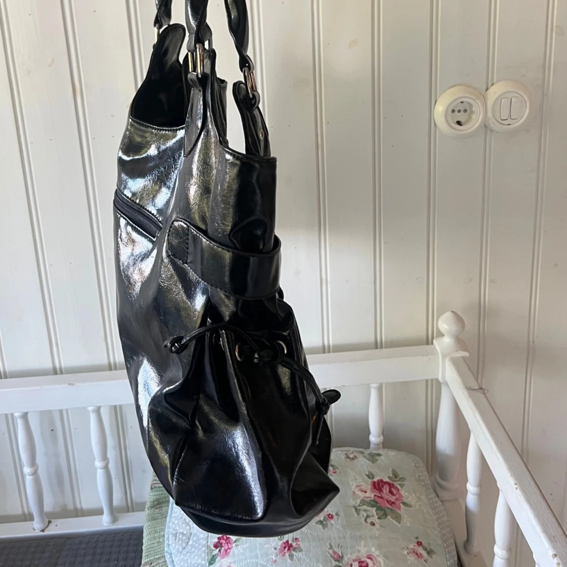 Svart axelväska med kedjedetaljer - 91