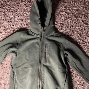 Fin Sail Racing zip tröja (NY SKICK) -  Sail Racing tröja är nu till till salu, nästan helt oanvänd och är i mycket fint skick! Funkar fint till alla möjliga stilar och kan kombineras med de flesta färger. Säljs för 450 kan diskuteras vid snabb affär.