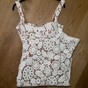 jättefin vit klänning  - Jättefin virkad klänning från Fashion Nova 🤍 Aldrig använd, nypris ca 805 kr och slutsåld på hemsidan! Säljer endast eftersom den är för stor för mig. Superfin till student, sommarfester eller semester ☀️✨ - Storlek XS, men passar mer M Skriv privat för fler bilder eller frågor 🫶🏽 
