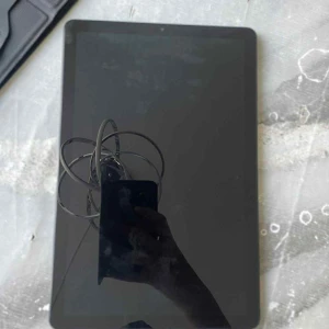 Samsung Galaxy Tab - Snygg Samsung Galaxy Tab med stor skärm och bakre kamera. Tuned by AKG för bättre ljudupplevelse. Inkluderar svart fodral. Skicket är mycket bra, inga synliga repor eller skador på skärmen eller baksidan. Perfekt för surf, streaming och arbete.