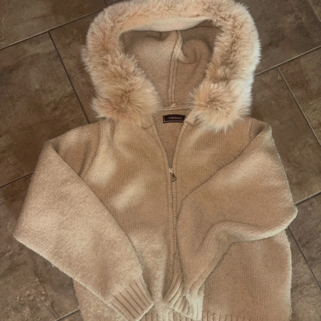 Beige hoodie med päls från Alessa - 1