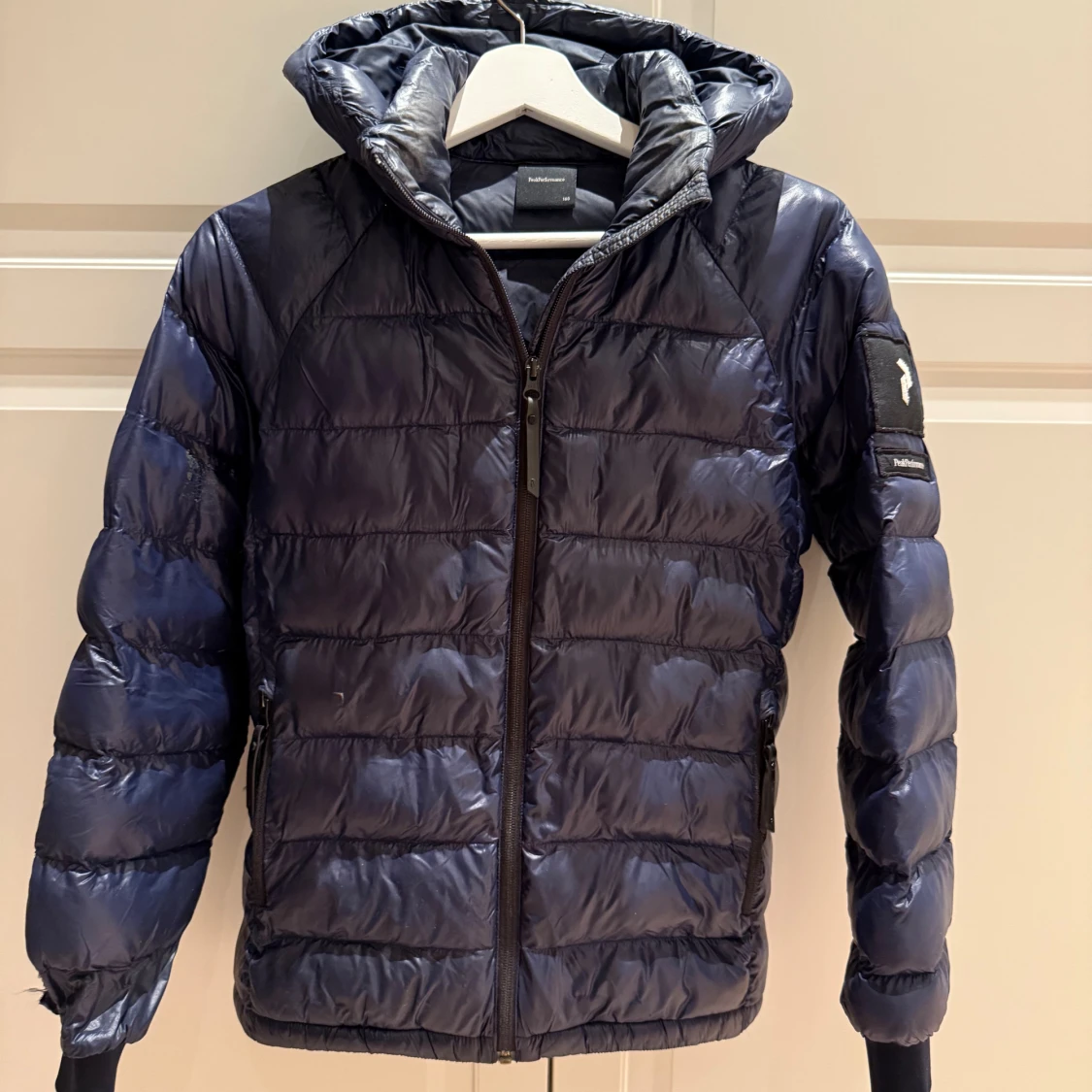 Mörkblå pufferjacka med huva