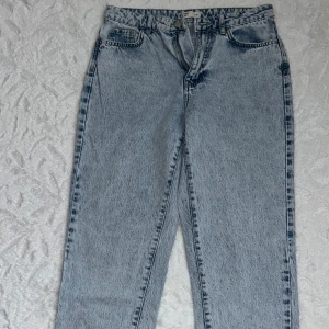 Moms jeans från Gina Tricot (36) - Snygga mom jeans från gina i ljusblå denim. Klassisk femficksmodell med raka ben och normal passform. Skriv vid frågor 🥰