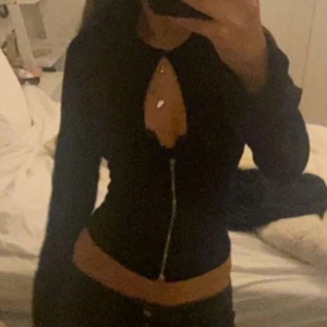 Svart långärmad topp från Weekday - Säljer en jättesnygg topp från Weekday! Den har enbart varit testad, har aldrig haft på den då jag inte har hittat tillfälle💕