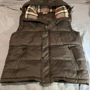 Svart dunväst från Burberry - Svart Burberry jacka, som oxå kan vara en väst! Väldigt bra kvalité på den, skriv om ni är intresserade av den. Pris kan diskuteras