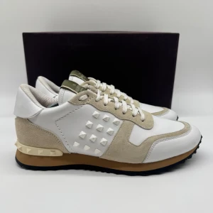 VALENTINO ROCKRUNNER - Valentino Rockrunner - Skick: 10/10 (HELT NYA) - Storlek 42 sitter som 43 - Tillbehör: Enbart skorna - Nypris ca 7000kr - Hör av dig vid minsta fundering