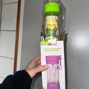 Portabel Juice Blender Mixer - Portabel och uppladdningsbar juiceblender, perfekt för smoothies och juicer på språng. 380 ml kapacitet, laddas via USB, enkel att använda och rengöra. Produkten är ny i förpackning, ingen synlig skada eller slitage. Portabel och uppladdningsbar juice blender. Perfekt för att mixa frukt och grönsaker. Kan användas när den är fulladdad. Enkel att ladda med mobiltelefonladdare eller powerbank. Kapacitet: 380ml.