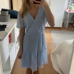 Ljusblå klänning - Supersöt ljusblå klänning med knyte från Zalando i storleken XXS, passar även XS. Inga defekter💞
