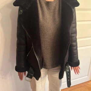 Svart pälsjacka från Zara - Säljer en super fin populär Zara pälsjacka! Jätte bra skick och går inte att köpa längre❤️ storlek XS! 