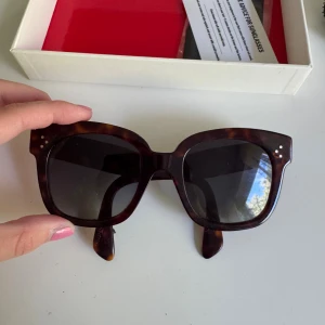 Celine solglasögon - Snygga solglasögon från Celine i brunmelerat mönster! Har även ett äktenhetscertifikat! Sparsamt använda och i fint skick därav priset!