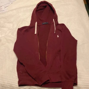  Ralph Lauren hoodie - En äkta Ralph lauren hoodie med dragkedja, gammal modell men i bra skick utan några defekter