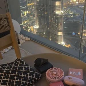 By Malena Birger - Snygg kuvertväska i svart och vitt med ett grafiskt rutigt mönster. Väskan har en stilren och modern look, perfekt att bära i handen eller under armen. Tillverkad i ett tåligt syntetmaterial som känns både trendigt och praktiskt.