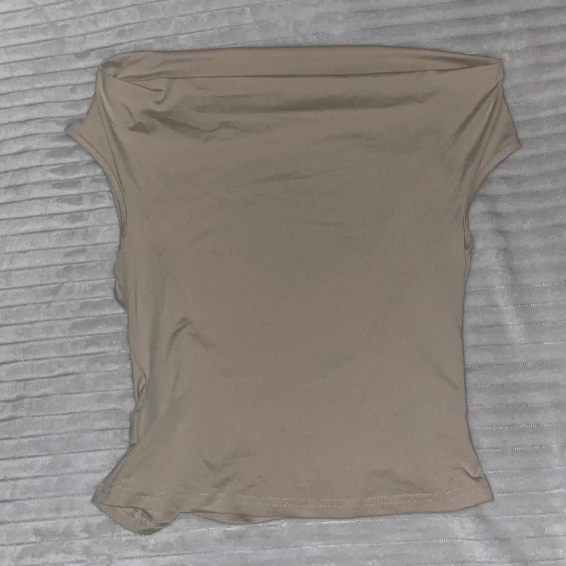 Tre offshoulder tubtoppar i neutrala färger