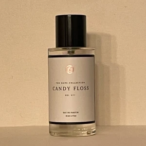 Candy Floss  - Curiosa EDP candy floss Parfum i 50 ml flaska. Toppnoter: Vanilj, Sockervadd, marshmallow Hjärtnoter: Röda bär, Päron, Salt karamell Basnoter: Tonkaböna, Sandelträ, Mysk, Amber 