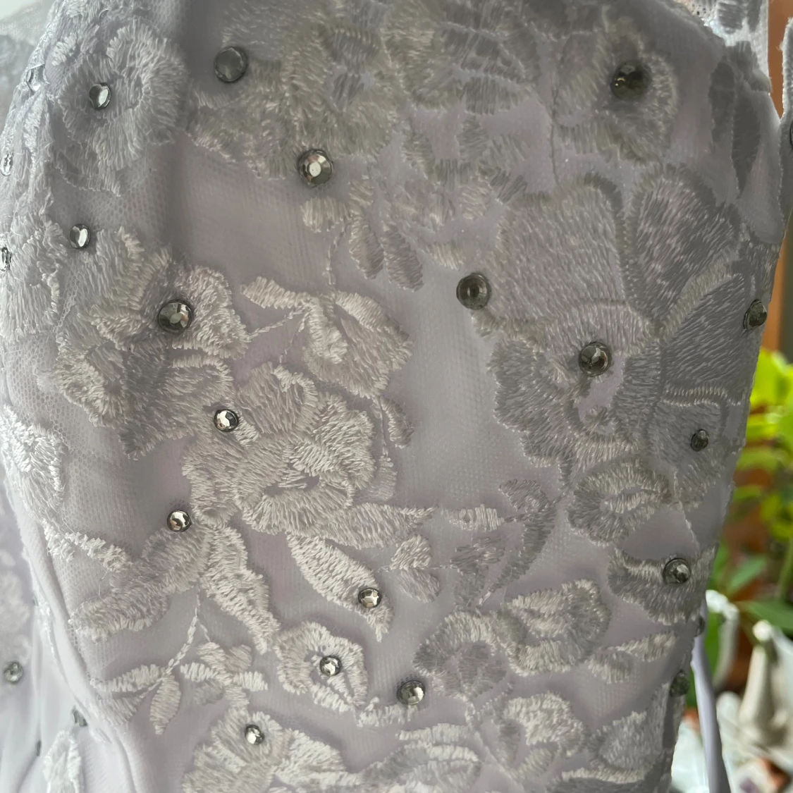 Vit kort klänning med spets och pärlor - 2