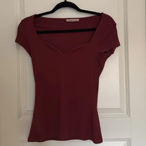 Vinröd ribbad topp från Anna Field - En fin vinröd topp. Vet inte exakta storleken men det är xs eller s. Säljer den då jag aldrig använder den. Använd 1 gång.