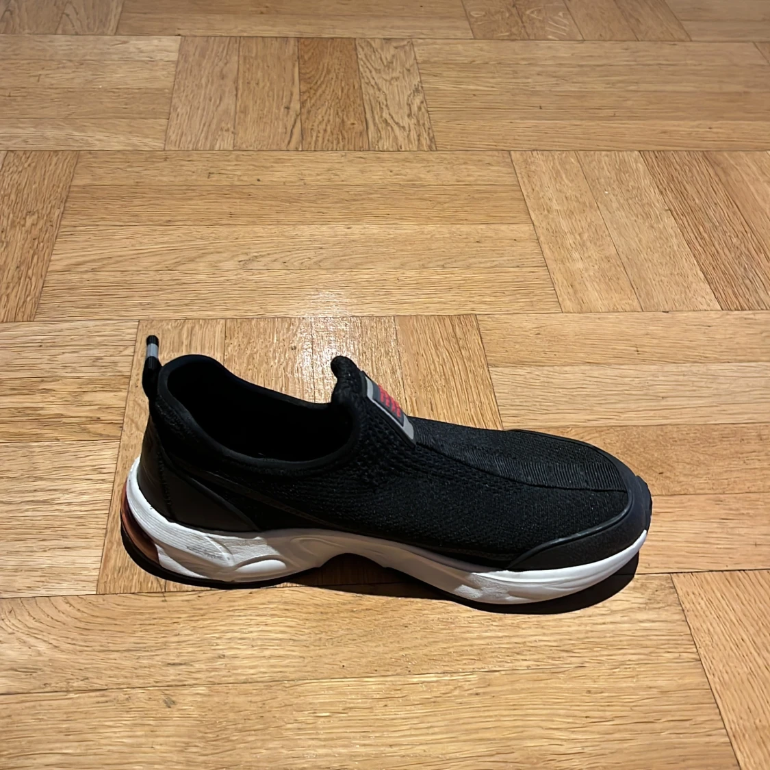 Svarta slip-on sneakers med vit sula från Zara som man kan ha som grmpaskor på idrotten. - 2