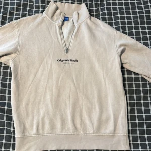 Jack & Jones Originals Studio - Tjocktröja i storlek S med relativt nytt skick
